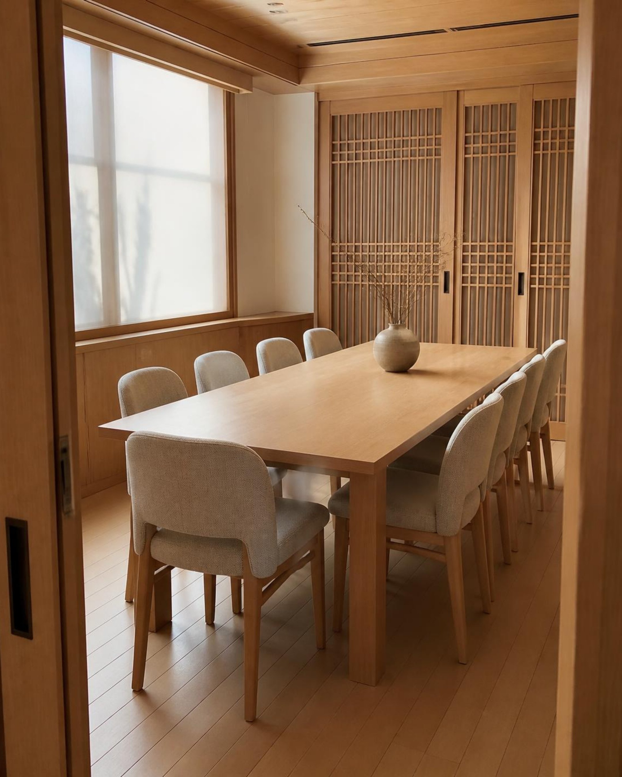 문이 닫히는 8인 별실, 의자 좌석.