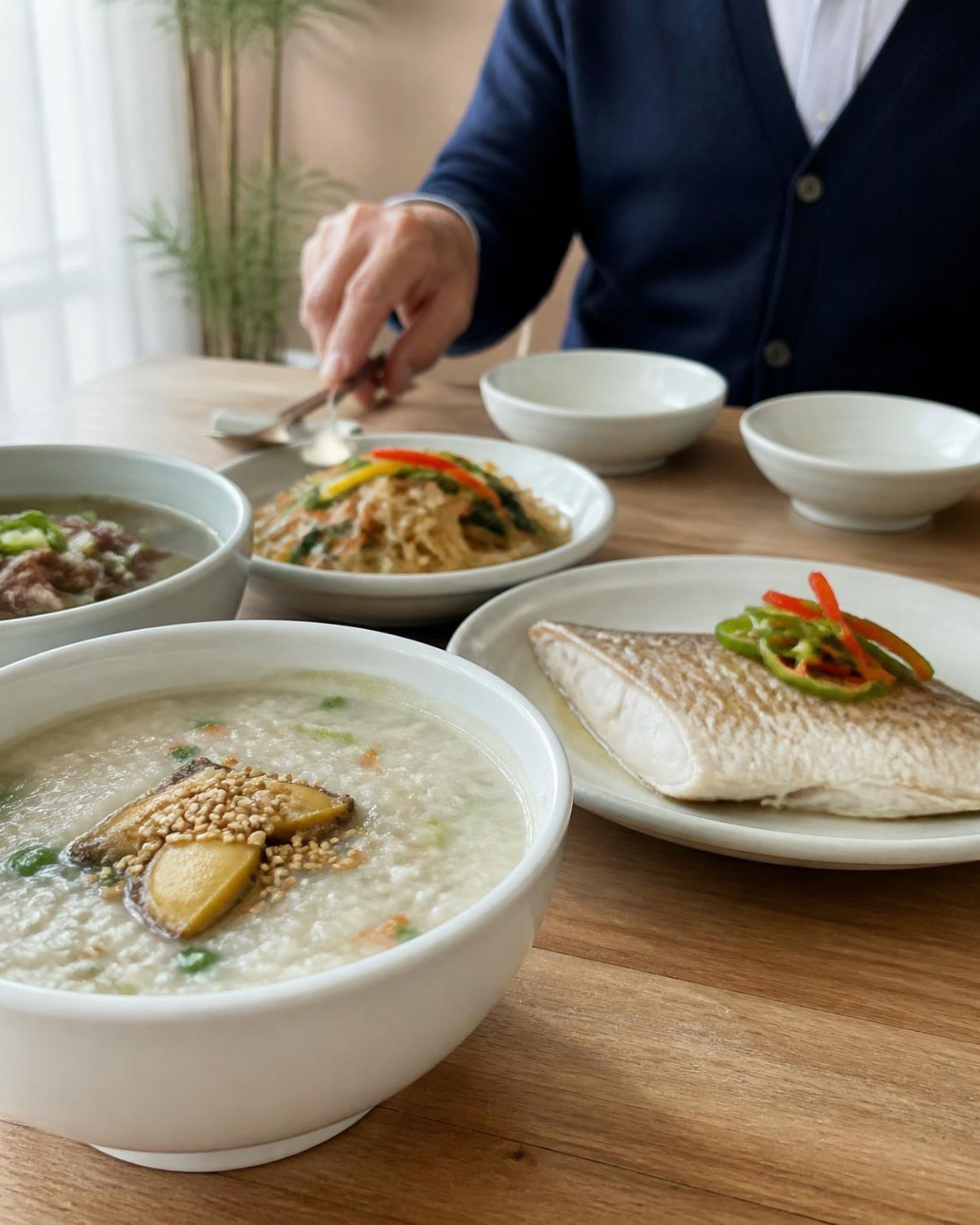 전복죽, 찜 생선, 잡채, 맑은 탕.