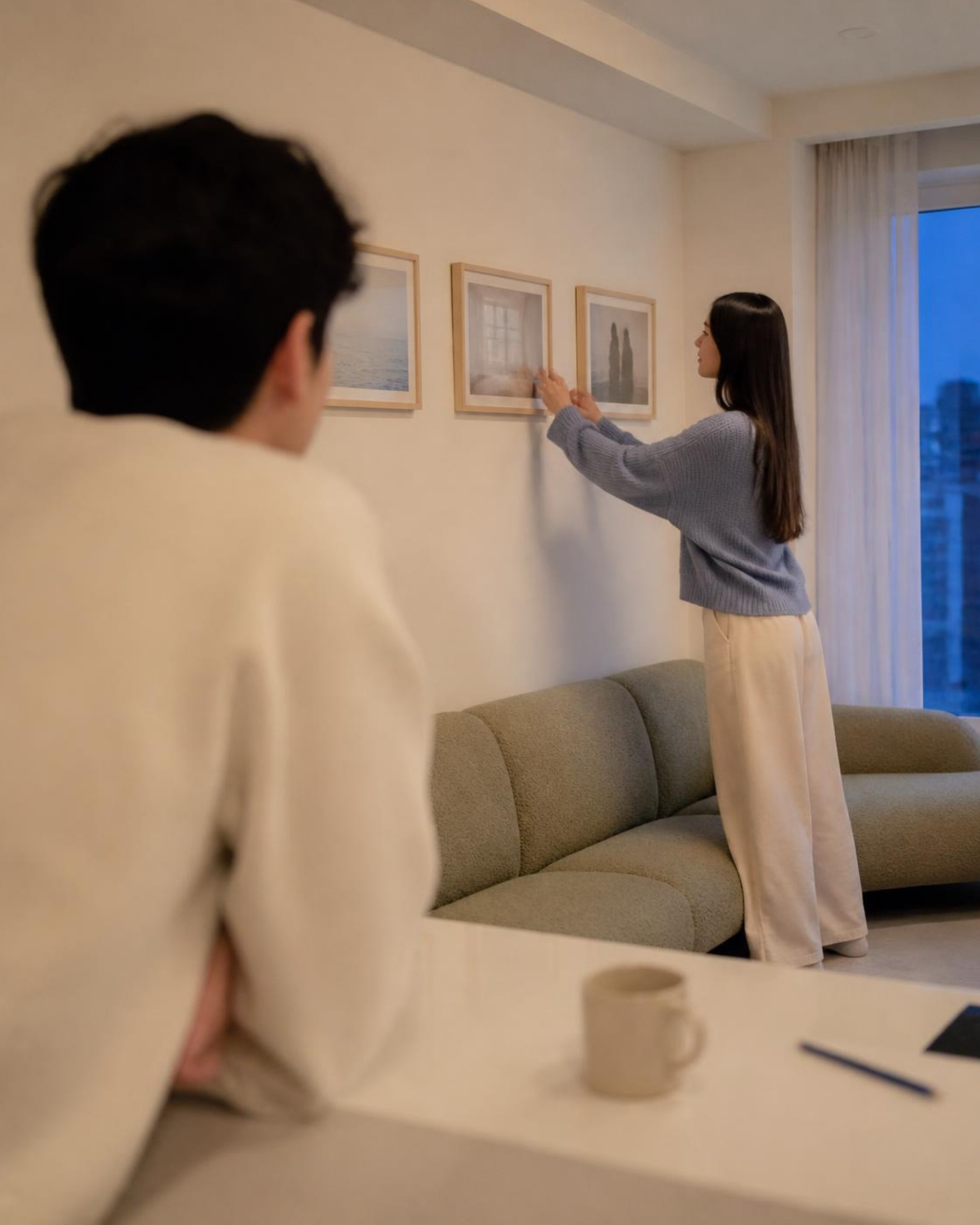 일요일 저녁, 사진을 건 거실 벽.