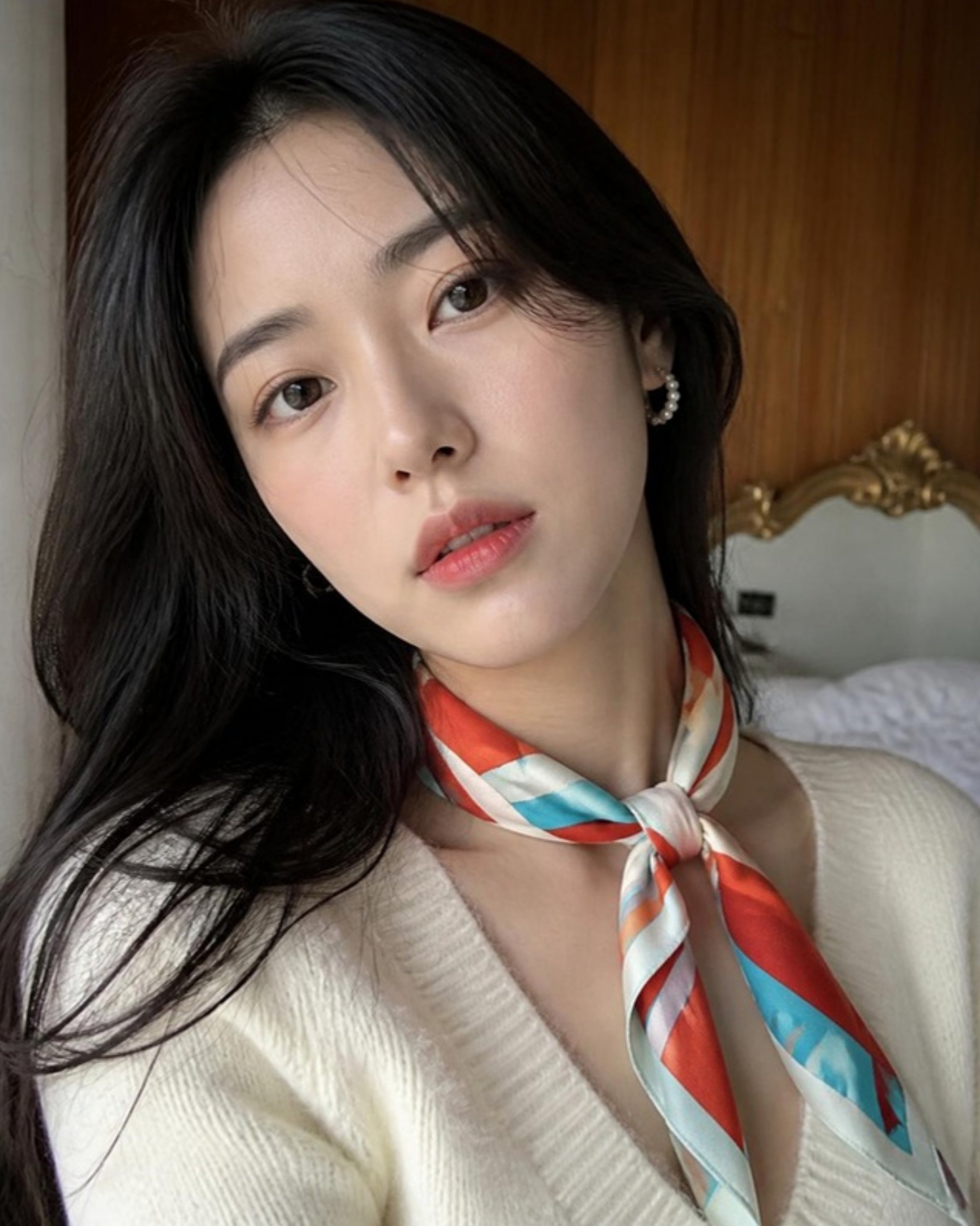 토요일 오후, 방 안.