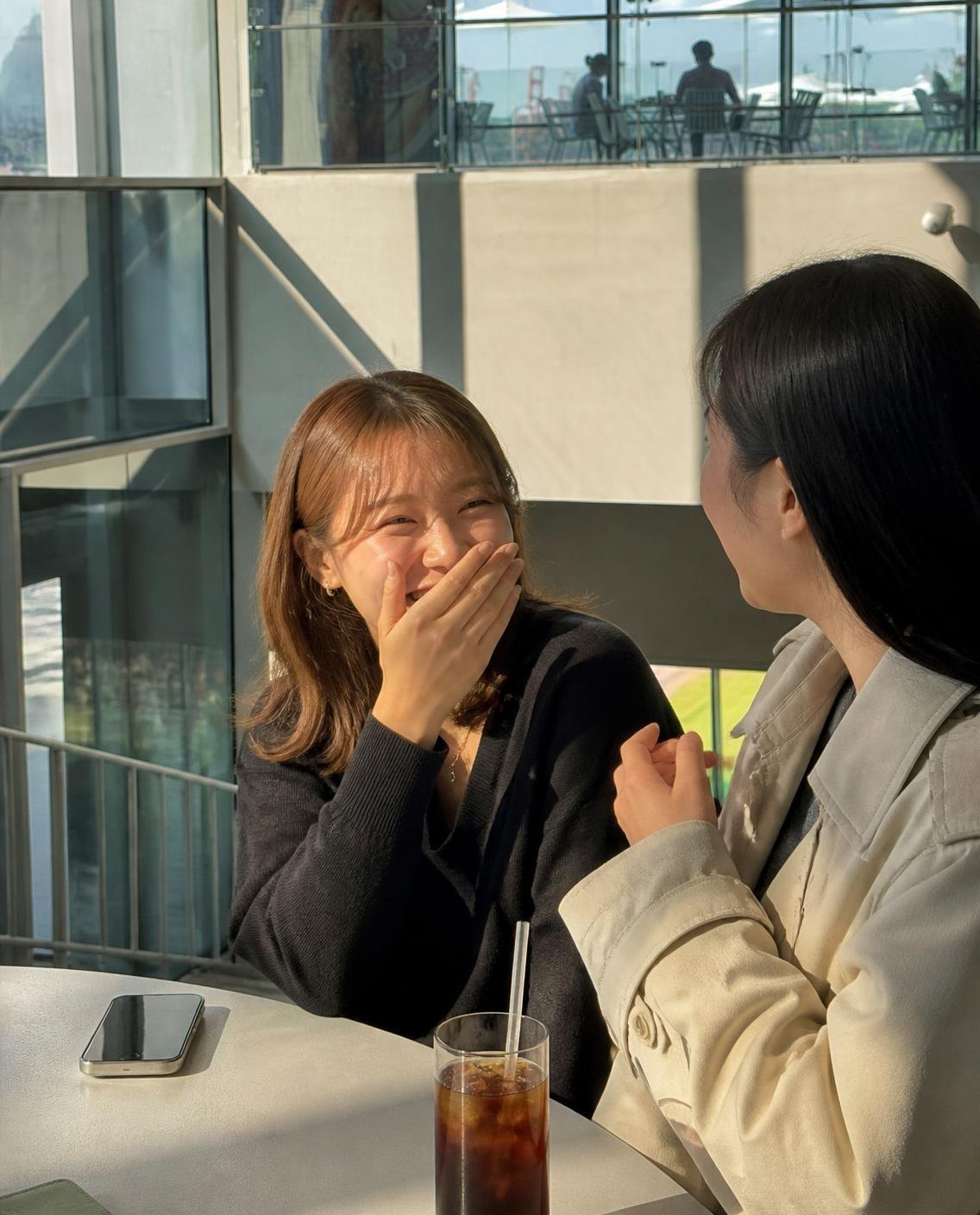 목요일, 전시를 보고 나온 갤러리 카페.