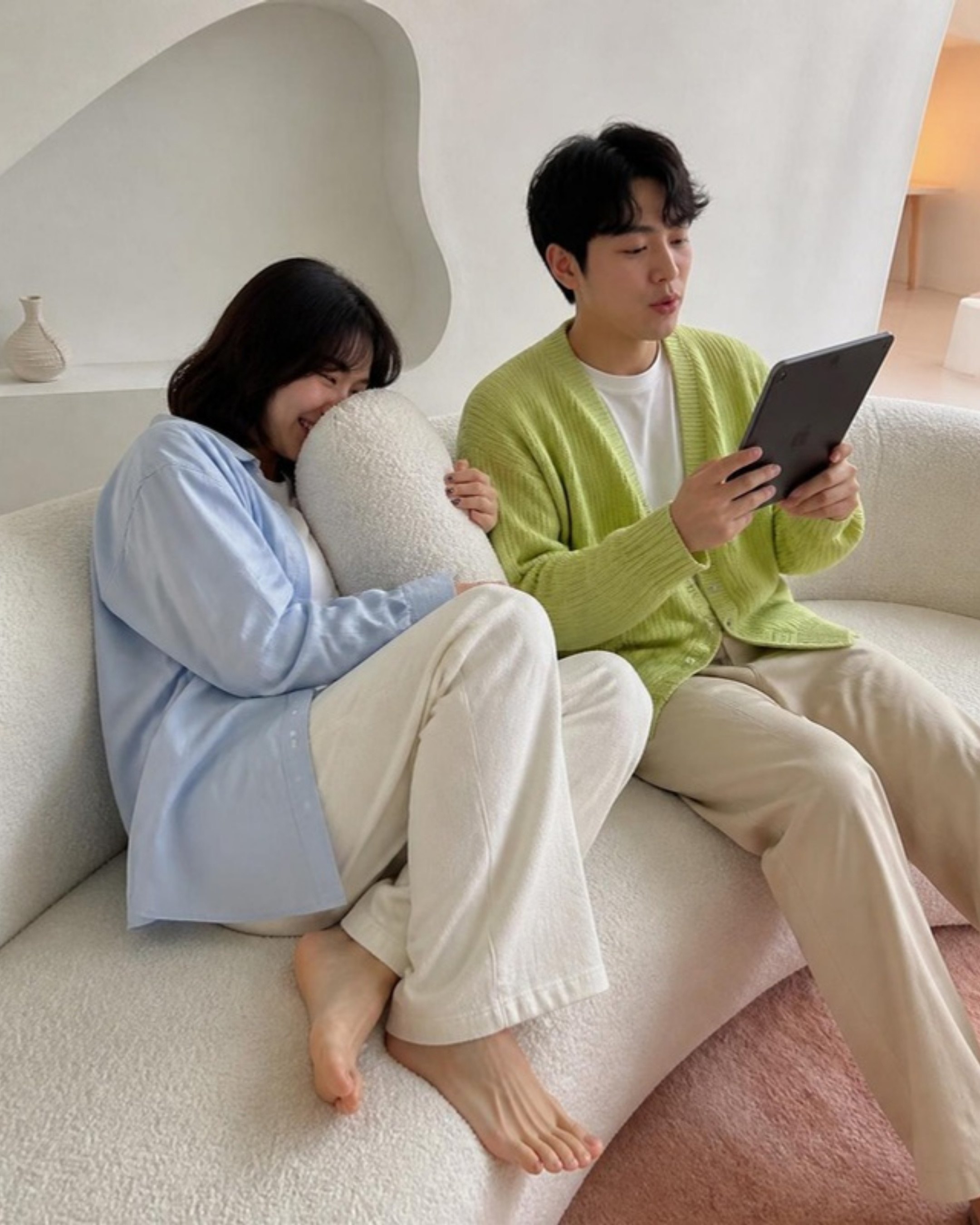 숙소를 고르던 저녁, 거실 소파.