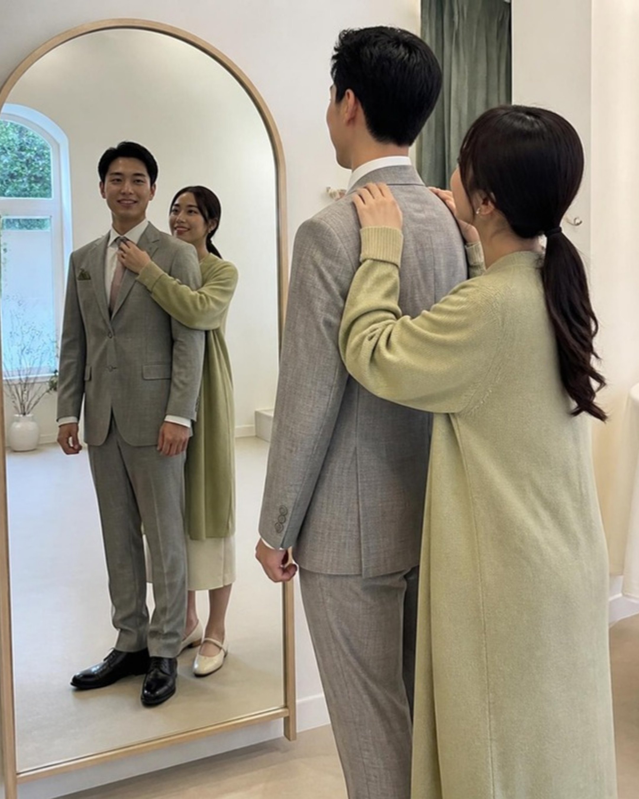 예복실 거울 앞, 오후.
